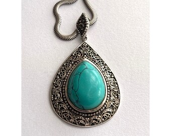 Colgante y cadena de turquesa ornamentada y plata esterlina / Firmado DP / 14,57 gramos en total