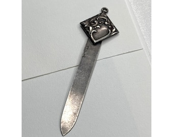 Abrecartas vintage de plata de ley con diseño de corazón repujado y pergamino