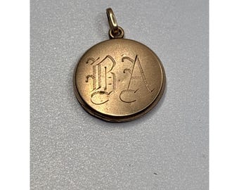 Medallón de foto vintage con monograma de concha dorada de 1/4 de W&H Co.