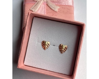 Aretes de hoja de oro Landstrom Black Hills de 10/12/14 quilates con delicado cierre de botón rosa