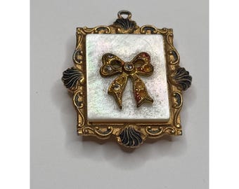 Medallón antiguo de nácar / Cinta de diamantes de imitación y detalles ornamentales