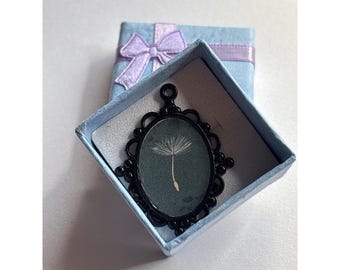 Camafeo de semillas de diente de león negro de inspiración vintage / Colgante de luto hecho a mano