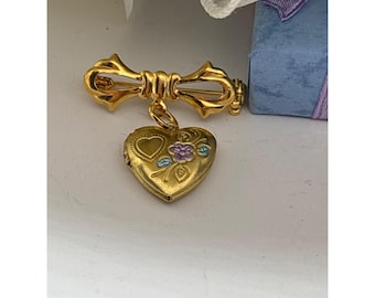 Broche de corazón floral pintado a mano con lazo dorado, recuerdo personalizado