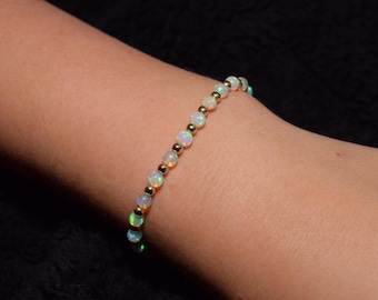 Pulsera de piedra natal de ópalo genuino de 4 mm con cuentas decorativas rellenas de oro y opción de cierre.