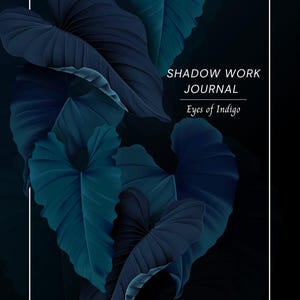 Puede incluir: Una portada de diario con un fondo oscuro y grandes hojas estilizadas de color azul-verdoso. El texto "SHADOW WORK JOURNAL" y "Eyes of Indigo" se muestran dentro de un marco blanco, lo que sugiere un tema de introspección y autodescubrimiento.