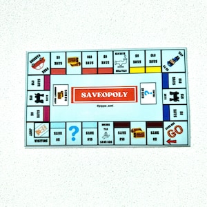 Puede incluir: Un juego de mesa azul y blanco llamado "Saveopoly" con un coche rojo, blanco y azul en la casilla "Aparcamiento gratuito". El tablero de juego tiene casillas para ahorrar dinero, con cantidades que van de 5 € a 20 €. El tablero de juego también tiene casillas para "Oportunidad", "Caja de comunidad", "Impuesto sobre la renta" y "Solo de visita".