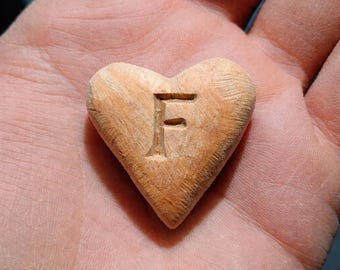 Amuletos de amor: regalos de San Valentín o aniversario hechos a mano, grabados y personalizables para esposos y esposas.