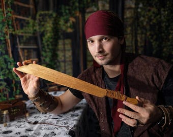 La espada corta del caminante: espada de caballero de madera o espada pirata