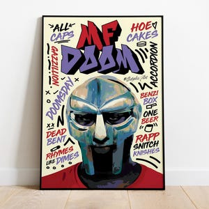 Könnte beinhalten: Eine digitale Illustration eines Rappers mit einer Maske, auf der in großen violetten Buchstaben "MF DOOM" steht. Der Hintergrund ist gelb mit rotem, blauem und schwarzem Text. Der Text enthält die Wörter "All Caps", "Ho Cakes", "Dead Bent", "Raps Snitch", "Benzi Box", "One Beer" und "Rhymes Like Dimes".