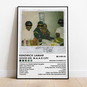 Puede incluir: Un póster enmarcado con la portada del álbum "Good Kid, M.A.A.D City" de Kendrick Lamar. La imagen es una foto de estilo vintage de cuatro personas sentadas a una mesa. El póster incluye el título del álbum, la lista de canciones y la fecha de lanzamiento.