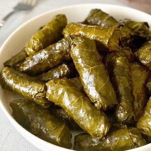 Vero Dolma turco, foglie di vite ripiene, Dolma autentico, prelibatezze artigianali, cucina anatolica, gusto originale, 1,1 libbre (20-25 pezzi)