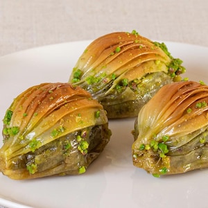 Turkse mosselbaklava: dessert clotted cream met echte pistache en griesmeel