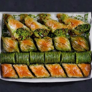 Baklava turca assortita: varietà artigianale di pistacchi e noci