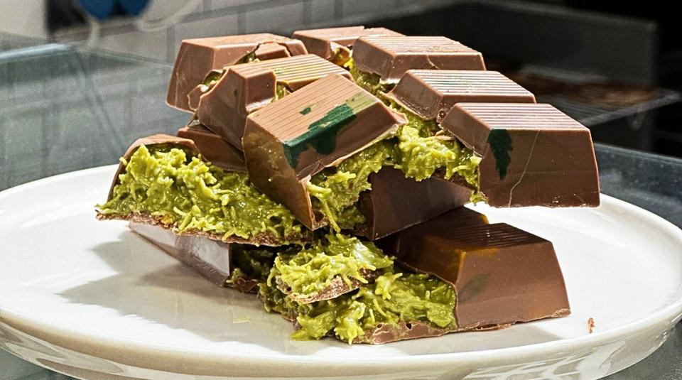 ドバイ クナーファ チョコレート バー: 70% ピスタチオ ペースト (2 個