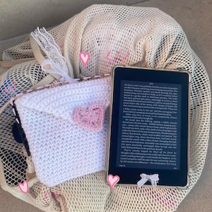 Funda para Kindle de crochet con diseño de carta de amor