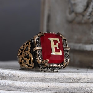 Anillo con inicial vintage y piedra roja llamativa, anillo con sello de letra personalizado, anillo rústico con inicial personalizada, anillo de plata barroca, regalo para él