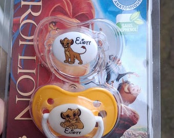 set of 2 personalized lion king baby pacifiers with first name E18 + Z06 in personalized blister pack