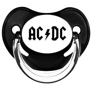 Può includere: Un ciuccio per bambini in bianco e nero con la scritta "AC/DC" in grassetto, con un carattere gotico. Il ciuccio ha uno scudo trasparente e curvo e una cornice nera e arrotondata.