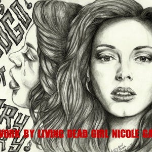 Pu&ograve; includere: Un disegno a matita in bianco e nero di due volti di donne. La donna a sinistra sta piangendo e il testo "It's Not GoGo Cry" &egrave; scritto intorno a lei. La donna a destra ha i capelli lunghi e guarda lo spettatore. Il testo "Artwork by Living Dead Girl Nicole Garcia" &egrave; scritto in fondo al disegno.