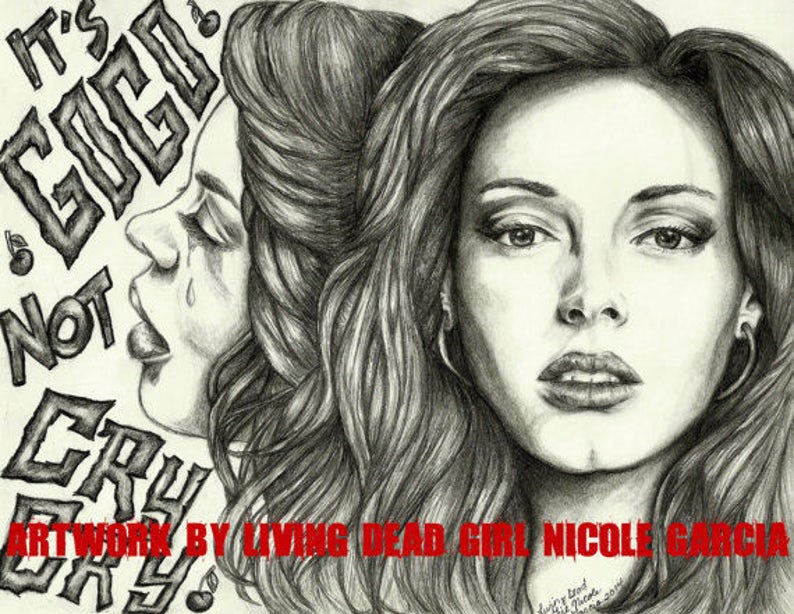 Pu&ograve; includere: Un disegno a matita in bianco e nero di due volti di donne. La donna a sinistra sta piangendo e il testo "It's Not GoGo Cry" &egrave; scritto intorno a lei. La donna a destra ha i capelli lunghi e guarda lo spettatore. Il testo "Artwork by Living Dead Girl Nicole Garcia" &egrave; scritto in fondo al disegno.