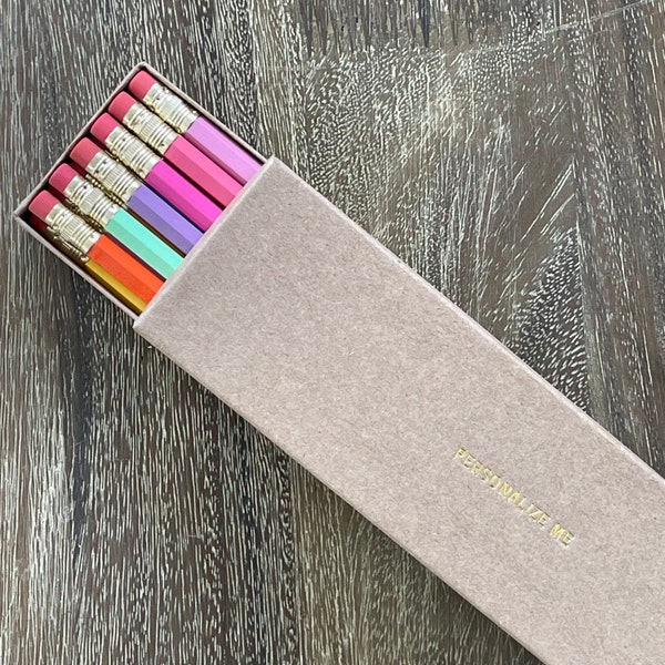 COFFRET DE LUXE | Lot de 12 crayons personnalisés | Choisissez votre combinaison de couleurs | Feuille personnalisée imprimée | Hb No. 2 Graphite | Coffret cadeau boîte kraft.