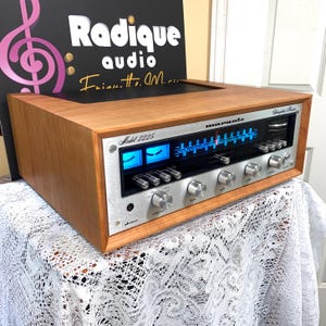 ゴージャスなヴィンテージ 25 WPC Marantz 2225 ステレオレシーバー、絶妙なカスタムチェリーウッドキャビネット