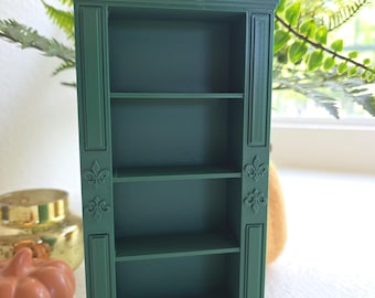 Librería en miniatura con diseño de flor de lis impresa en 3D para exhibir minilibros.