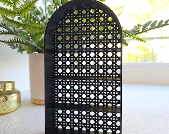 Librería en miniatura de ratán impresa en 3D para exhibir minilibros.