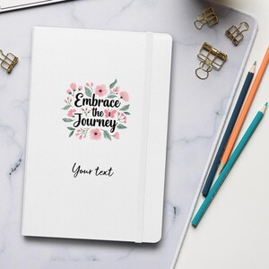 Spersonalizowany notatnik w twardej oprawie Embrace the Journey – spersonalizowany dziennik z grafiką AI w kwiaty i motyle