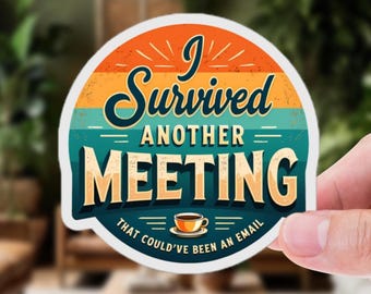 Op de afbeelding: Een ronde sticker met de tekst "I Survived Another Meeting That Could've Been An Email". Het retro-ontwerp gebruikt oranje, turquoise en geel. Onderaan staat een kleine afbeelding van een koffiekopje.