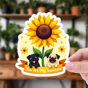 Sticker You Are My Sunshine: schattige mopshondjes onder een zonnebloem | Heldere en vrolijke vinylsticker voor hondenliefhebbers, tijdschriften, laptops