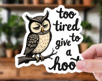 Może przedstawiać: Naklejka z kreskówkową sową siedzącą na gałęzi. Sowa ma szare i beżowe pióra i senną minę. Tekst "too tired to give a hoot" jest napisany czarną czcionką.