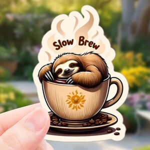 Slow Brass – Chill Faultier im Kaffeetassen-Vinyl-Aufkleber | Lustiger AI-generierter Entspannungs & Koffein Art Aufkleber
