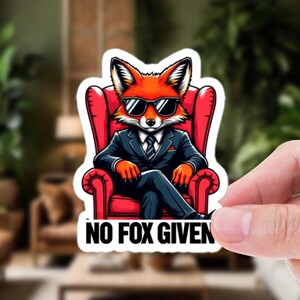 Pegatina de vinilo "NO FOX GIVEN" - Zorro elegante con traje / Divertida calcomanía generada por IA / Pegatina para portátil con humor sarcástico