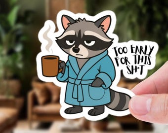 グランピー・コーヒー・アライグマのステッカー – 「こんなのには早すぎる」おもしろビニールデカール | ノートパソコン、ウォーターボトル、日記帳、ギフトに最適