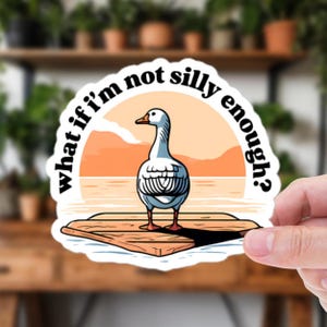 Sticker Existentiële gans: vinylsticker "Wat als ik niet gek genoeg ben?" met zonsondergang en havenscène