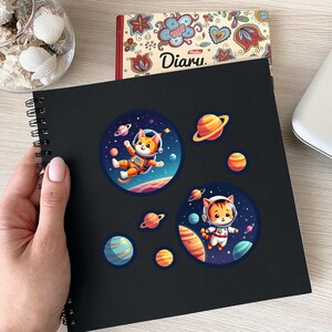 Hoja de pegatinas de gatos astronautas en el espacio: dibujos animados de gatos generados por IA flotando entre planetas