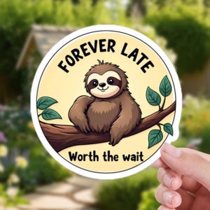 &quot;Forever Late, Worth the Wartezeit&quot;&quot; Faultier Aufkleber - süße, entspannte Vibes.&quot;