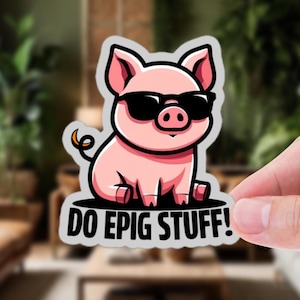 Peut inclure: Autocollant de cochon rose portant des lunettes de soleil noires. Le cochon est assis avec le texte "DO EPIG STUFF!" en lettres blanches sur fond noir. L'autocollant a une bordure blanche.