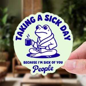 Adesivo de sapo tirando um dia de folga por doença – Adesivo engraçado de esgotamento | Adesivo circular de IA com sapo rabugento de roupão e café | Humor relacionável