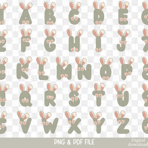 Op de afbeelding: Een complete alfabet- en cijferset in een grillig ontwerp. Elke letter en elk cijfer heeft een gedempte groene kleur en heeft konijnenoren en -voeten. De afbeelding bevat de tekst "PNG & PDF FILE" en "Digital download".