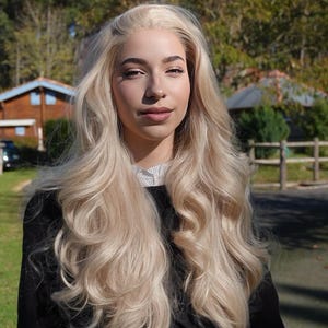 Peluca rubia cálida, larga y ondulada: encaje frontal HD, resistente al calor