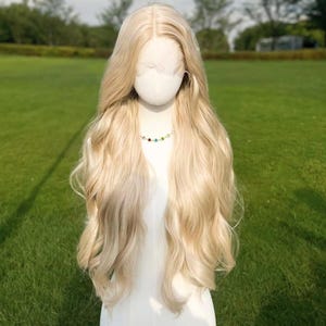 Warme blonde gewellte Perücke: HD-Spitzenfront, hitzebeständiges synthetisches Haar