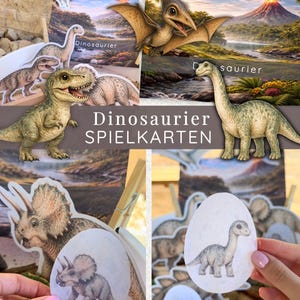 Könnte beinhalten: Eine Sammlung von Spielkarten zum Thema Dinosaurier. Die Karten zeigen Illustrationen verschiedener Dinosaurier, darunter ein Tyrannosaurus Rex, ein Brachiosaurus und ein Pterodactylus. Der Text "Dinosaurier SPIELKARTEN" ist sichtbar.