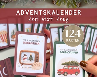 Könnte beinhalten: Ein Set aus 124 Aktivitätskarten mit dem Titel Adventskalender Zeit statt Zeug. Jede weiße Karte zeigt eine festliche Illustration und deutschen Text, wie Wir schauen einen Weihnachtsfilm mit einem Fernseher oder Wir besorgen einen Weihnachtsbaum mit einem roten Auto.