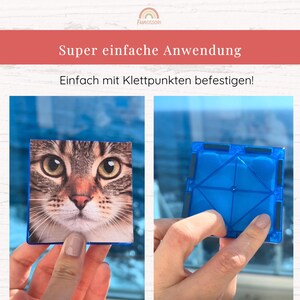 Puede incluir: Una baldosa cuadrada con un estampado realista de cara de gato en un lado y un marco de pl&aacute;stico azul transl&uacute;cido con puntos de velcro negros en el reverso. El texto Super einfache Anwendung y Einfach mit Klettpunkten befestigen es visible.