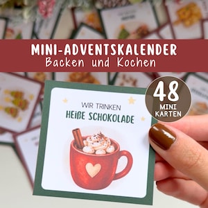 Op de afbeelding: Een set van 48 minikaarten getiteld Mini-Adventskalender Backen und Kochen. Eén kaart toont een rode mok met een hartje, gevuld met warme chocolademelk, slagroom en een kaneelstokje, met de tekst Wir trinken heiße Schokolade.
