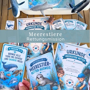 Op de afbeelding: Een verzameling educatief materiaal voor een reddingsmissie voor het zeeleven. De set bevat geïllustreerde kaarten, certificaten en speelgoed zeedieren zoals een walvis, haai en orka. De tekst op de kaarten luidt "Meerestiere Rettungsmission".