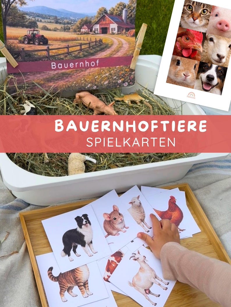 Puede incluir: Un juego de cartas de animales de granja con ilustraciones de un perro, rat&oacute;n, oveja, gallina, gato y cabra. Las cartas se muestran en una bandeja de madera junto a un recipiente blanco lleno de heno y peque&ntilde;as figuras de animales.