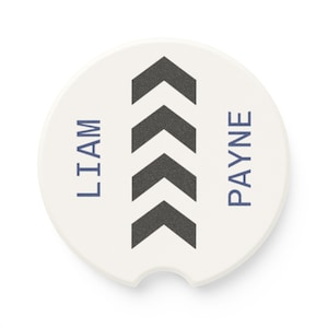 Puede incluir: Posavasos redondo blanco con un diseño de chevron negro y los nombres "LIAM" y "PAYNE" en texto azul.